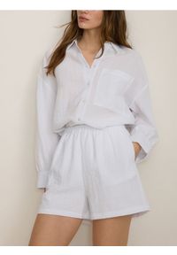 Reserved - Szorty z wiskozą - biały. Kolor: biały. Materiał: wiskoza #1