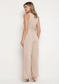 Born2be - Beżowy Taliowany Kombinezon Ozdobiony Paskiem Dollivia. Okazja: na co dzień. Kolor: beżowy. Wzór: aplikacja. Styl: elegancki, casual #4