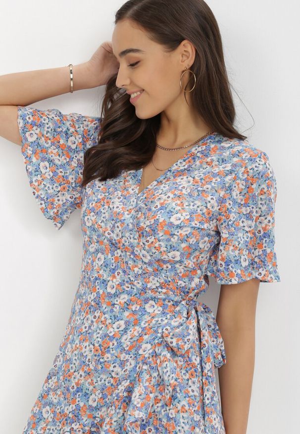 Born2be - Niebieska Sukienka Naririssa. Kolor: niebieski. Materiał: materiał, wiskoza. Wzór: nadruk, kwiaty. Typ sukienki: kopertowe. Styl: retro. Długość: mini