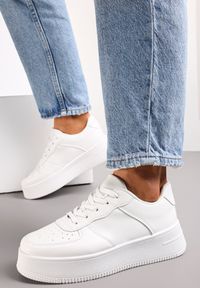 Renee - Białe Sznurowane Sneakersy na Platformie z Bieżnikiem Arvilla. Kolor: biały. Materiał: skóra, materiał. Obcas: na platformie
