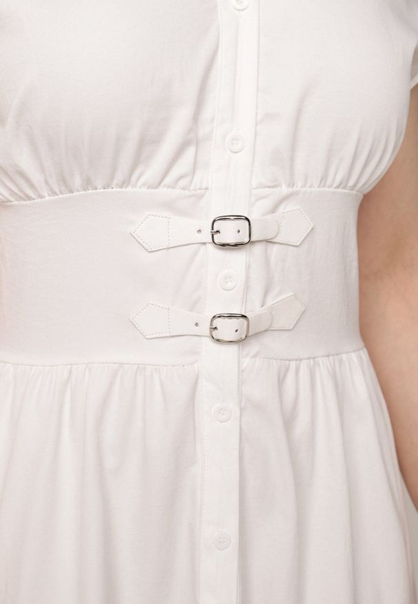 Born2be - Biała Sukienka Koszulowa z Modelującym Przeszyciem ze Sprzączkami w Talii Puresa. Okazja: na co dzień, do pracy, na spotkanie biznesowe. Kolor: biały. Typ sukienki: koszulowe. Styl: casual, biznesowy