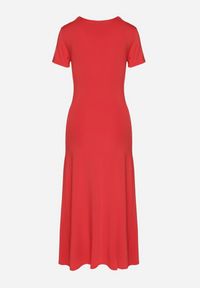 Born2be - Czerwona Sukienka o Dopasowanym Fasonie z Lekkimi Marszczeniami Aporea. Okazja: na co dzień. Kolor: czerwony. Długość rękawa: krótki rękaw. Sezon: wiosna, lato. Typ sukienki: sportowe, dopasowane. Styl: sportowy, casual, elegancki #7