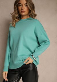 Renee - Zielony Nietoperzowy Sweter w Minimalistycznym Stylu Raliava. Okazja: na co dzień. Kolor: zielony. Materiał: skóra, jeans. Styl: casual, elegancki #1