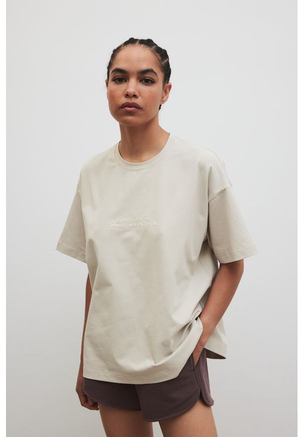 Marsala - T-shirt typu oversize z HAFTEM w kolorze CANNOLIE CREAM - RUST-M/L. Materiał: dzianina, bawełna, elastan. Wzór: haft. Styl: elegancki, klasyczny