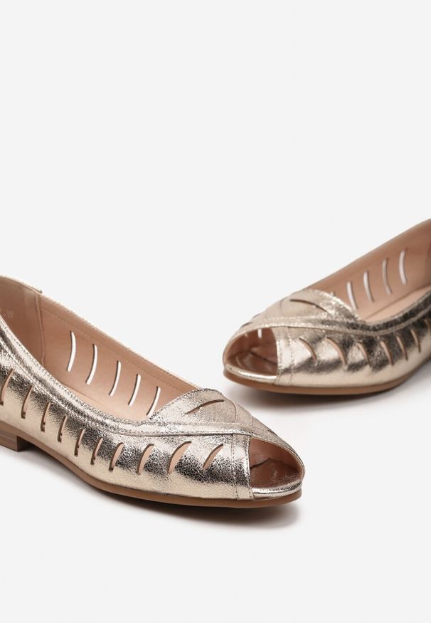 Born2be - Złote Balerinki Peep Toe z Ażurowymi Wycięciami i Skórzaną Wkładką Nafiarda. Okazja: na co dzień. Nosek buta: otwarty. Zapięcie: bez zapięcia. Kolor: złoty. Wzór: ażurowy. Materiał: skóra. Sezon: lato, wiosna. Obcas: na obcasie. Styl: elegancki, wizytowy, casual. Wysokość obcasa: niski