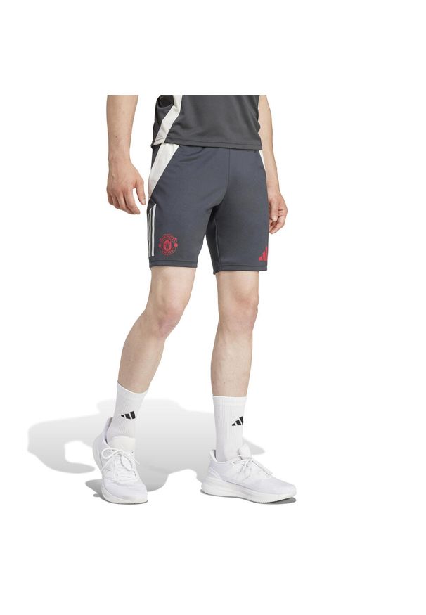 Adidas - Krótkie spodenki treningowe Manchester United Tiro 2024/25. Kolor: szary, niebieski, wielokolorowy. Długość: krótkie. Sport: fitness, piłka nożna