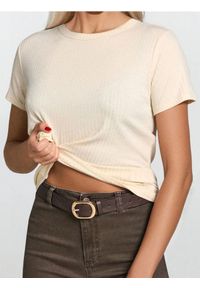 Sinsay - Prążkowana koszulka z krótkim rękawem - kremowy. Kolor: kremowy. Materiał: prążkowany. Długość rękawa: krótki rękaw. Długość: krótkie #1
