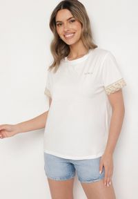 Born2be - Biały T-shirt z Bawełny Zdobiony Koronką z Cekinami Pollea. Okazja: na co dzień. Kolor: biały. Materiał: bawełna, koronka. Długość rękawa: krótki rękaw. Długość: krótkie. Wzór: aplikacja, koronka. Styl: klasyczny, casual #7