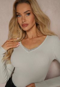Renee - Jasnoszary Sweter z Prążkowanego Materiału z Cyrkoniami Irilis. Okazja: na co dzień. Kolor: szary. Materiał: materiał, prążkowany. Styl: klasyczny, casual, elegancki, wizytowy