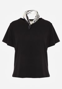 Renee - Czarny T-shirt z Bawełny Ozdobiony Apaszką z Satyny Willow. Okazja: na co dzień. Kolor: czarny. Materiał: bawełna, satyna. Długość rękawa: krótki rękaw. Długość: krótkie. Wzór: aplikacja. Styl: elegancki, casual #5