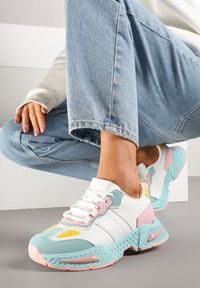 Renee - Biało-Zielone Sneakersy w Streetwearowym Stylu z Ozdobnymi Przeszyciami Isallena. Okazja: na co dzień. Zapięcie: sznurówki. Kolor: biały #1