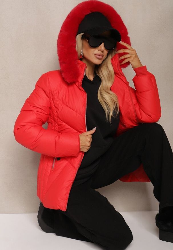 Renee - Czerwona Pikowana Kurtka o Taliowanym Kroju z Futrzanym Kapturem i Ozdobnymi Suwakami Ventinia. Okazja: na co dzień. Kolor: czerwony. Materiał: futro. Styl: elegancki, casual