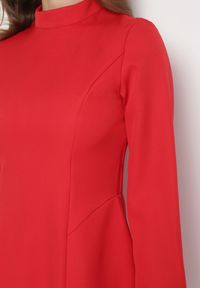 Born2be - Czerwona Taliowana Sukienka o Rozkloszowanym Dole Virvesa. Okazja: na co dzień. Kolor: czerwony. Styl: casual, elegancki #4