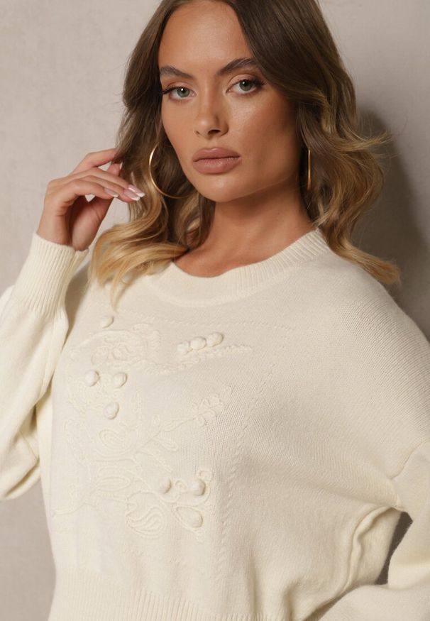 Renee - Jasnobeżowy Wiskozowy Sweter z Ozdobnym Tłoczeniem Harizelle. Okazja: do pracy. Kolor: beżowy. Materiał: wiskoza