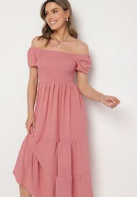 Born2be - Ciemnoróżowa Rozkloszowana Sukienka z Dekoltem Typu Hiszpanka z Marszczeniem Lumorice. Okazja: na co dzień. Typ kołnierza: dekolt hiszpanka. Kolor: różowy. Styl: casual, elegancki #1
