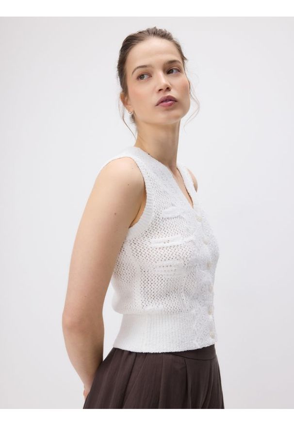 Reserved - Ażurowa kamizelka - biały. Kolor: biały. Materiał: bawełna, dzianina. Wzór: ażurowy