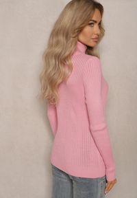 Renee - Ciemnoróżowy Klasyczny Golf Prążkowany Solrelia. Okazja: na co dzień, do pracy. Typ kołnierza: golf. Kolor: różowy. Materiał: prążkowany. Długość rękawa: długi rękaw. Długość: długie. Sezon: zima, jesień. Styl: klasyczny #3