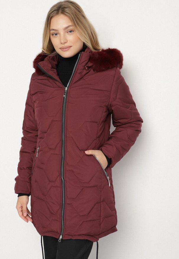 Born2be - Bordowa Klasyczna Kurtka z Pikowanymi Przeszyciami i Kapturem z Futerkiem Raffisa. Okazja: na co dzień. Kolekcja: plus size. Kolor: czerwony. Materiał: futro. Styl: klasyczny
