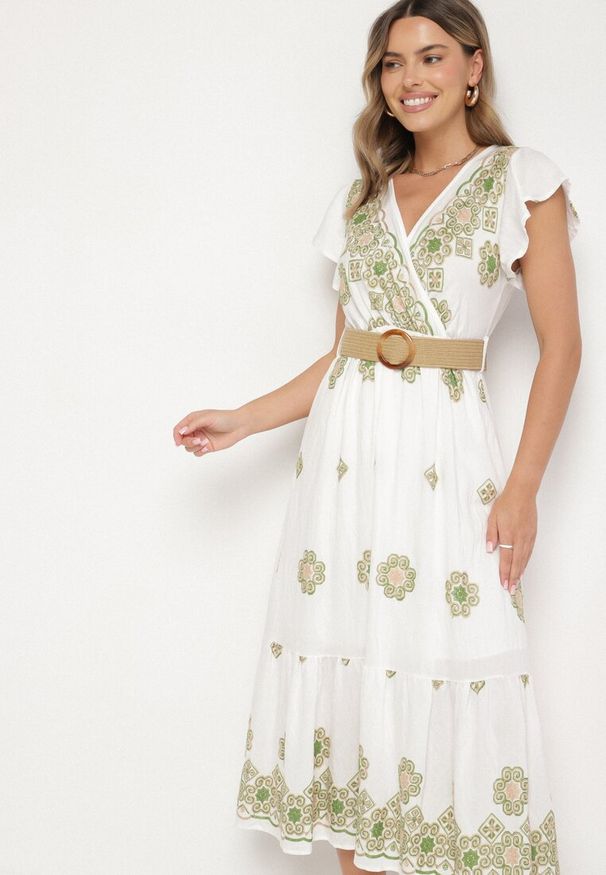 Born2be - Biało-Zielona Wiskozowa Sukienka z Paskiem w Ornamentny Wzór Nilorine. Okazja: na co dzień, na spacer. Kolor: zielony. Materiał: wiskoza. Typ sukienki: kopertowe. Styl: elegancki, klasyczny, casual