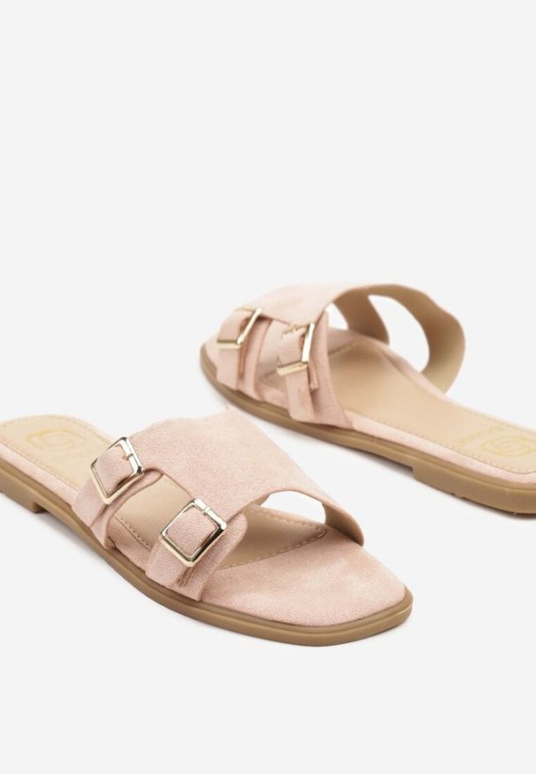 Renee - Różowe Klapki Ozdobione Wycięciami i Klamrami Alutha. Okazja: na co dzień. Kolor: różowy. Materiał: koronka. Wzór: aplikacja. Styl: casual