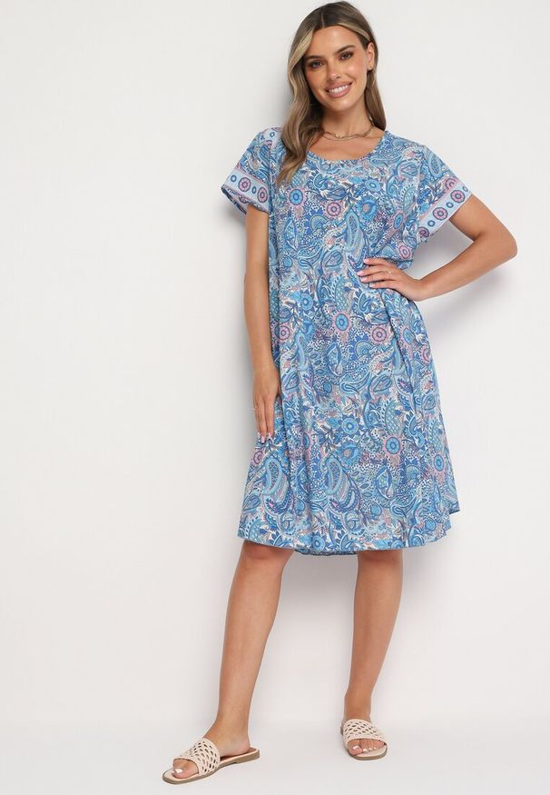 Born2be - Niebieska Wiskozowa Sukienka o Rozkloszowanym Kroju w Stylu Boho Melnea. Typ kołnierza: dekolt w łódkę. Kolor: niebieski. Materiał: wiskoza. Długość rękawa: krótki rękaw. Sezon: lato. Styl: boho