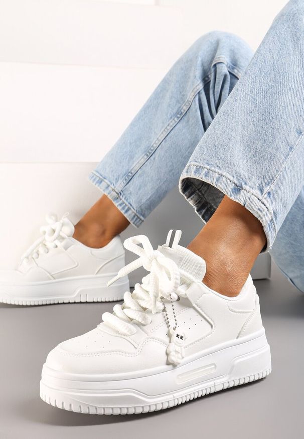 Born2be - Białe Sneakersy na Grubej Podeszwie z Perforacją z Gumową Odczepianą Ozdobą Faer. Kolor: biały. Materiał: guma. Wzór: aplikacja