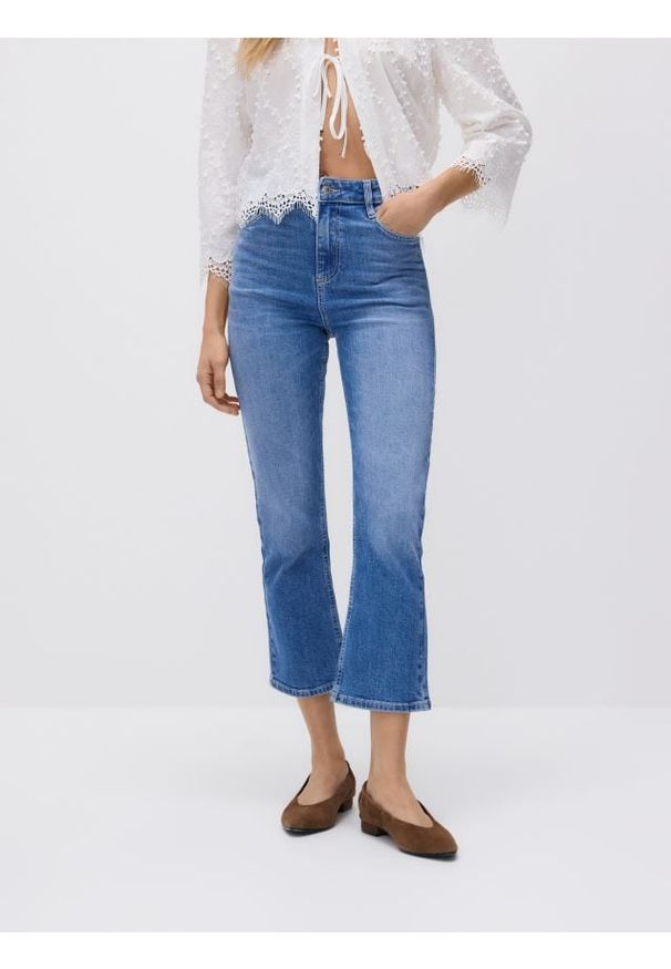 Reserved - Jeansy flare - niebieski. Kolor: niebieski