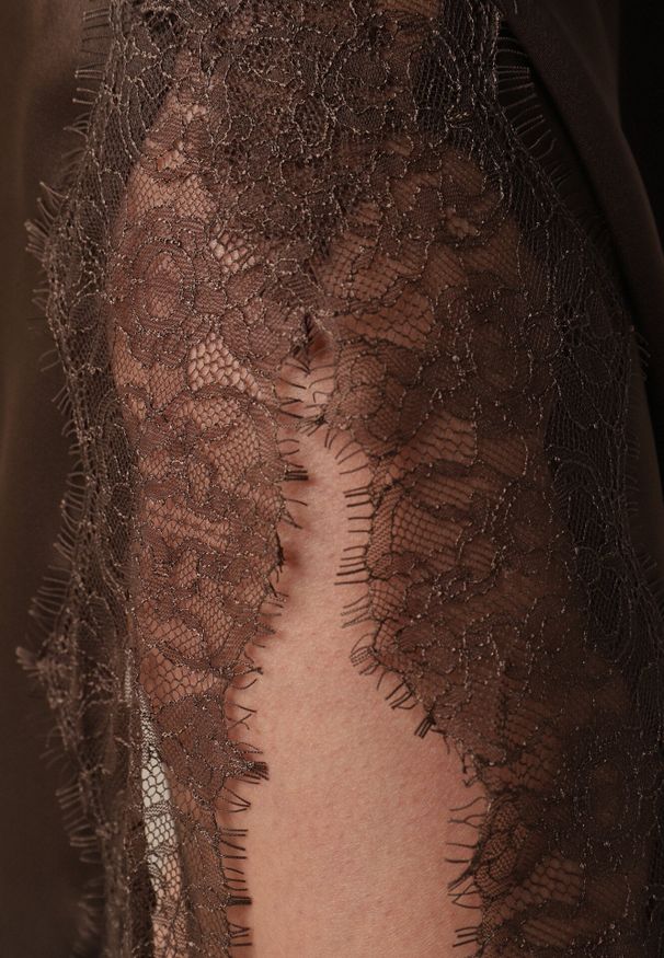 Born2be - Brązowa Satynowa Spódnica o Asymetrycznym Kroju z Koronką Arlivia. Kolor: brązowy. Materiał: satyna, koronka. Wzór: koronka. Styl: elegancki, klasyczny