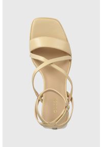 Guess sandały skórzane TILINE kolor beżowy FL6TLI LEA03. Zapięcie: klamry. Kolor: beżowy. Materiał: skóra. Obcas: na obcasie. Wysokość obcasa: średni #2