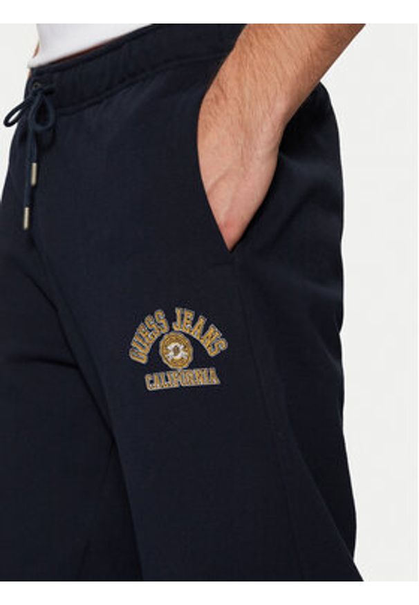 Guess Jeans Spodnie dresowe M5RB52 KCPR1 Granatowy Regular Fit. Kolor: niebieski. Materiał: bawełna