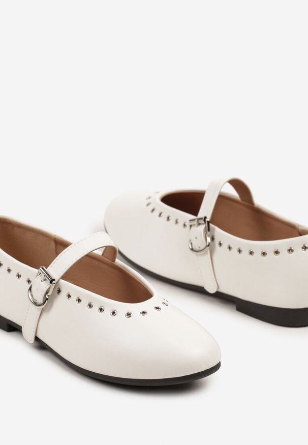Born2be - Białe Balerinki z Paskiem z Klamerką Zdobione Nitami Elldriva. Okazja: na co dzień. Zapięcie: pasek. Kolor: biały. Materiał: jeans. Wzór: aplikacja. Obcas: na obcasie. Styl: elegancki, casual. Wysokość obcasa: niski