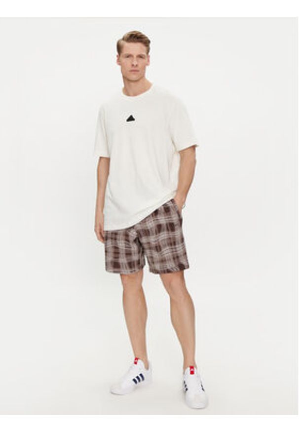 Adidas - adidas Szorty sportowe Reveal Allover Print HM4949 Brązowy Regular Fit. Kolor: brązowy. Materiał: bawełna. Wzór: nadruk. Styl: sportowy