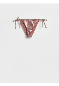 Reserved - Dół od bikini z zawieszkami - złoty. Stan: obniżony. Kolor: złoty. Materiał: materiał