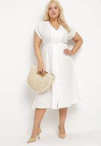 Born2be - Biała Lniana Sukienka o Rozkloszowanym Kroju z Gumką w Talii Ageronna. Okazja: na co dzień. Typ kołnierza: dekolt w kształcie V. Kolor: biały. Materiał: len. Długość rękawa: krótki rękaw. Sezon: lato. Typ sukienki: rozkloszowane. Styl: klasyczny, casual, elegancki #1