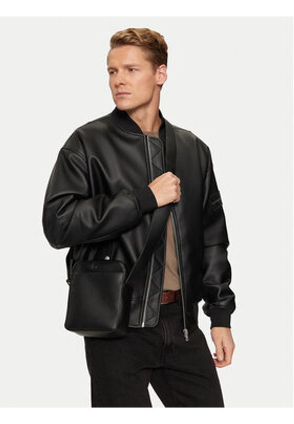 Calvin Klein Saszetka Ck Refined Reporter K50K512755 Czarny. Kolor: czarny. Materiał: skóra