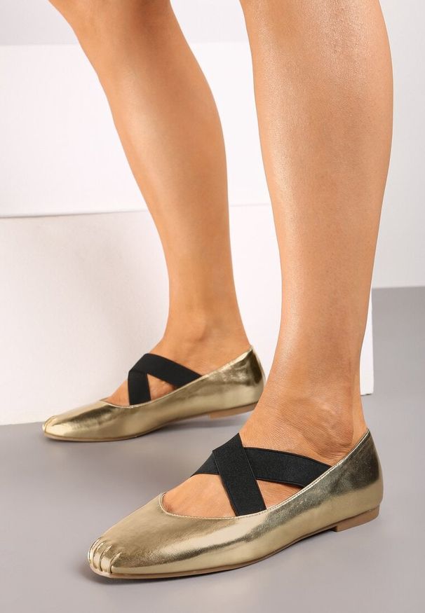 Born2be - Złote Płaskie Balerinki Ozdobione Gumką Elizora. Okazja: na co dzień. Kolor: złoty. Materiał: jeans. Wzór: aplikacja. Obcas: na obcasie. Styl: casual, elegancki