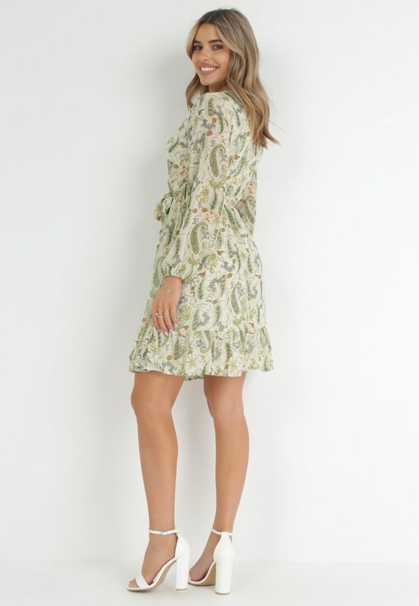 Born2be - Jasnozielona Sukienka Mini z Gumką w Pasie i Materiałowym Paskiem Matelyn. Kolor: zielony. Materiał: materiał. Długość: mini