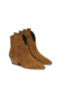 Kazar - Botki typu kowbojki ze wsuwaną cholewką. Kolor: brązowy. Materiał: zamsz. Szerokość cholewki: normalna. Obcas: na obcasie. Wysokość obcasa: średni #2