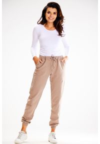 Awama - Dresowe Spodnie z Przeszyciami - Latte. Materiał: dresówka