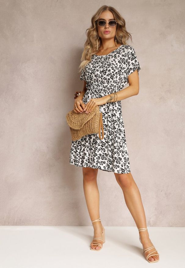 Renee - Biała Wiskozowa Mini Sukienka w Kwiatowy Print z Gumką w Pasie Frolia. Kolor: biały. Materiał: wiskoza. Wzór: kwiaty, nadruk. Długość: mini