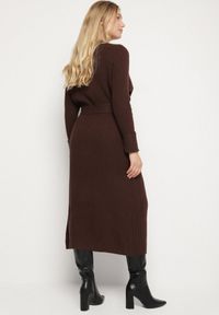 Born2be - Brązowa Sukienka na Guziki z Prążkowanej Dzianiny z Dodatkiem Wełny Nalisea. Okazja: na co dzień. Typ kołnierza: dekolt w serek. Kolor: brązowy. Materiał: dzianina, prążkowany, wełna. Długość rękawa: długi rękaw. Typ sukienki: proste. Styl: casual, klasyczny #4