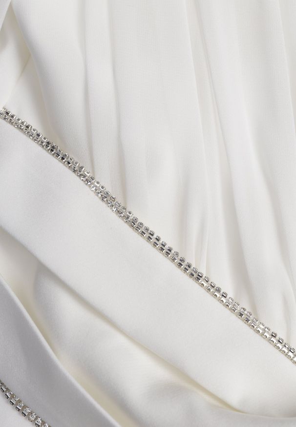 Born2be - Biała Bluzka Kopertowa VICES z Dekoltem V Bufiastymi Rękawkami i Zaakcentowanymi Ramionami Tine. Okazja: na komunię, na co dzień. Typ kołnierza: dekolt w kształcie V. Kolor: biały. Materiał: jeans. Długość rękawa: krótki rękaw. Styl: casual, elegancki