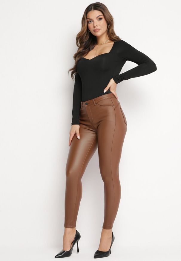 Born2be - Brązowe Spodnie Skinny z Ekoskóry Lassaie. Kolor: brązowy