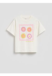 Reserved - T-shirt z aplikacją - złamana biel. Materiał: bawełna. Wzór: aplikacja #1