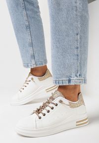 Born2be - Biało-Złote Sneakersy z Biżuteryjnym Wiązaniem i Brokatowymi Wstawkami Eleria. Kolor: biały. Wzór: aplikacja #5