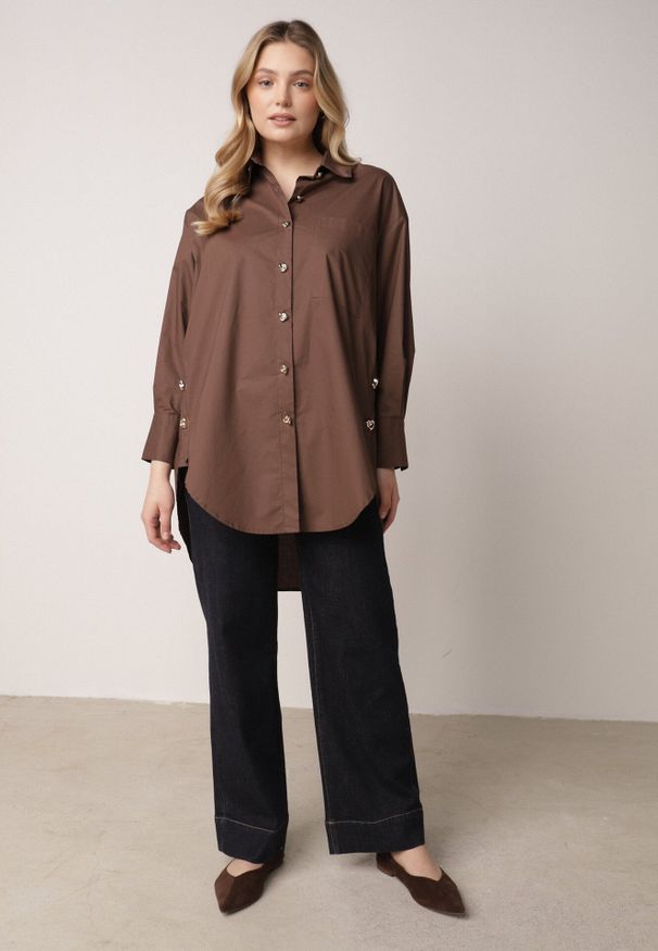 Born2be - Brązowa Bawełniana Koszula Oversize z Biżuteryjnymi Guzikami Adrearina. Okazja: na co dzień, do pracy, na spotkanie biznesowe. Kolor: brązowy. Materiał: bawełna. Styl: klasyczny, casual, biznesowy, elegancki