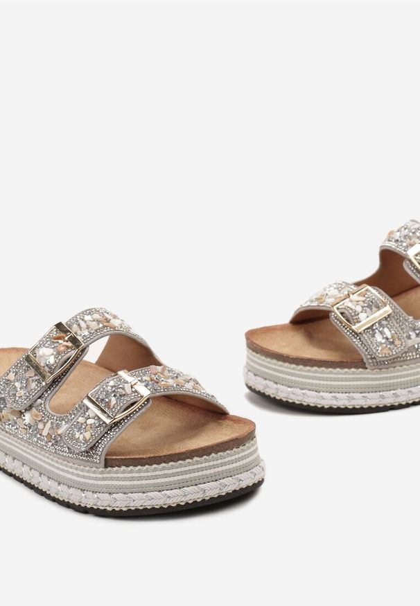 Born2be - Srebrne Klapki na Grubej Podeszwie z Kamieniami i Cyrkoniami Teffona. Kolor: srebrny