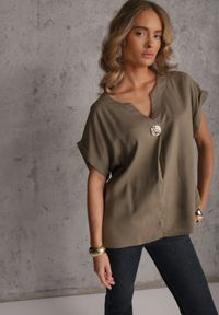 Renee - Ciemnobeżowa Bluzka z Lnem i Wiskozą o Nietoperzowym Kroju z Krótkim Rękawem Herira. Okazja: na co dzień. Typ kołnierza: dekolt w serek. Kolor: beżowy. Długość: krótkie. Wzór: aplikacja. Materiał: wiskoza, len. Długość rękawa: krótki rękaw. Sezon: lato. Styl: casual, elegancki #8