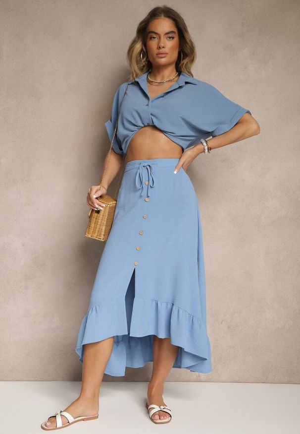 Renee - Niebieska Spódnica z Przedłużonym Tyłem Zdobiona Falbanami i Guzikami Maleira. Okazja: na co dzień. Kolor: niebieski. Wzór: aplikacja. Styl: boho, elegancki, casual