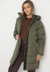 Born2be - Ciemnozielona Kurtka Pikowana z Kapturem i Suwakami po Bokach Lindrie. Okazja: na co dzień, na spacer. Typ kołnierza: kaptur. Kolor: zielony. Materiał: jeans, poliester, dzianina. Długość: długie. Styl: casual #7